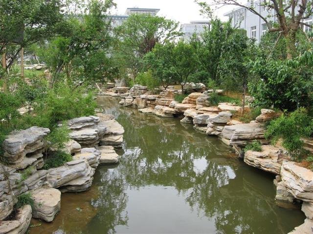 青色千层石驳岸工程